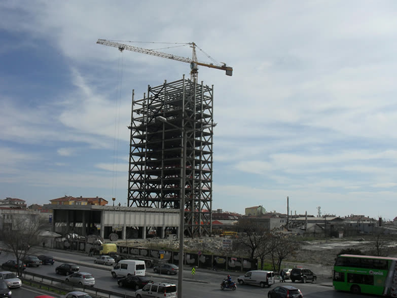 105 metre yüksekliğinde 27 katlı çelik otel montajı